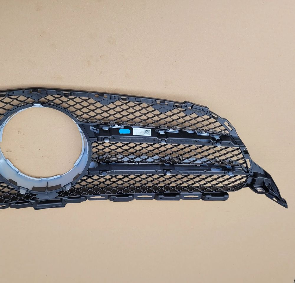 GRILL ATRAPA MERCEDES C KLASA A205 880 01 83 - Parrilla para Camión: foto 5 GRILL ATRAPA MERCEDES C KLASA A205 880 01 83 - Parrilla para Camión: foto 5