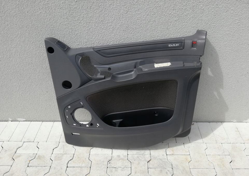 TAPICERKA BOCZEK DRZWI DAF XF 106 RH 1679386 - Puerta y piezas para Camión: foto 1 TAPICERKA BOCZEK DRZWI DAF XF 106 RH 1679386 - Puerta y piezas para Camión: foto 1
