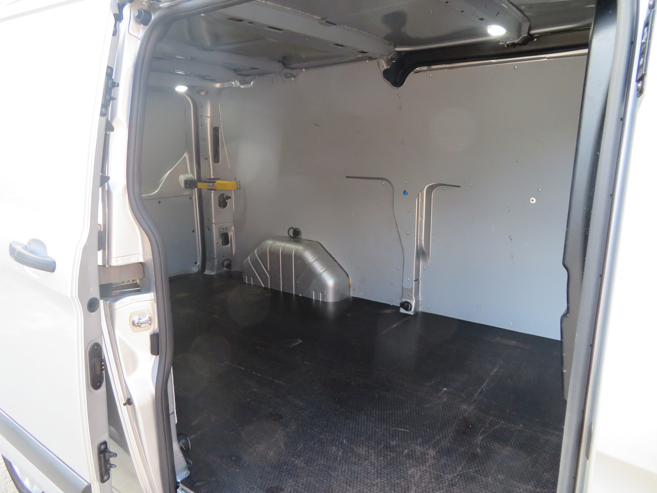 Furgoneta pequeña Ford Transit Custom 2.0tdci TREND: foto 9