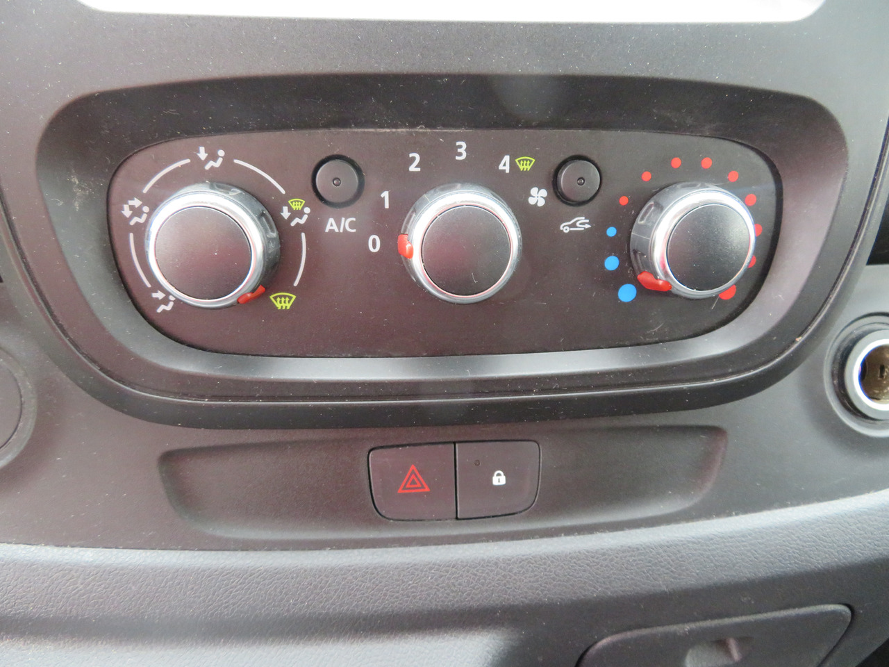 Furgoneta pequeña RENAULT Trafic 2.0dCi - L2H1: foto 13