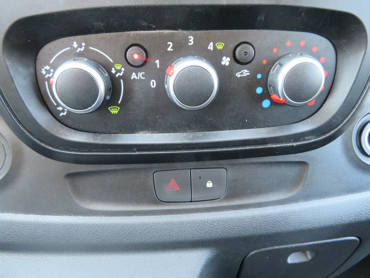 Furgoneta pequeña RENAULT Trafic 2.0dCi - L2H1: foto 13