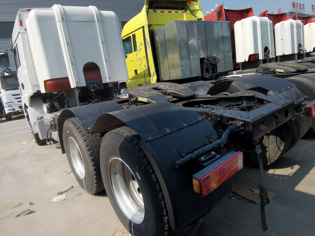 SINOTRUK KY90 6X4 Manual Transmission Tractor - Cabeza tractora: foto 4 SINOTRUK KY90 6X4 Manual Transmission Tractor - Cabeza tractora: foto 4