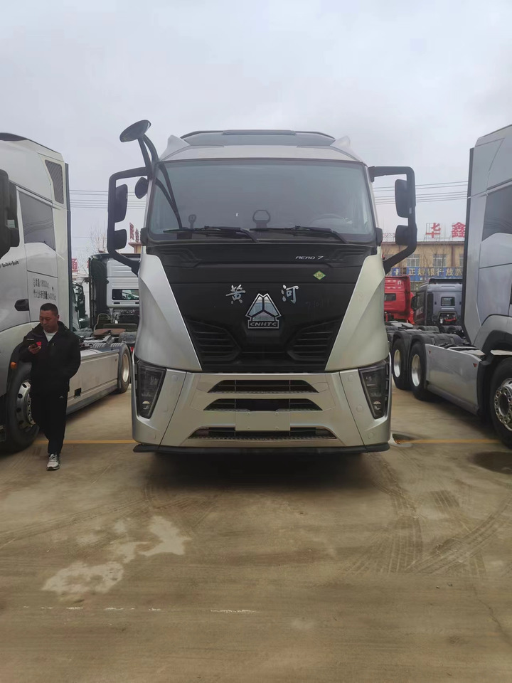 SINOTRUK Y1243 Huanghe X7 6X4 Automatic Tractor Unit - Cabeza tractora: foto 2 SINOTRUK Y1243 Huanghe X7 6X4 Automatic Tractor Unit - Cabeza tractora: foto 2