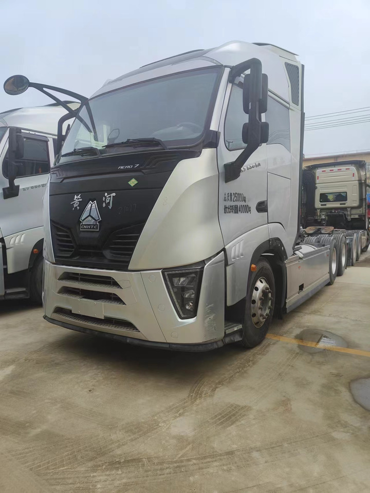 SINOTRUK Y1243 Huanghe X7 6X4 Automatic Tractor Unit - Cabeza tractora: foto 1 SINOTRUK Y1243 Huanghe X7 6X4 Automatic Tractor Unit - Cabeza tractora: foto 1