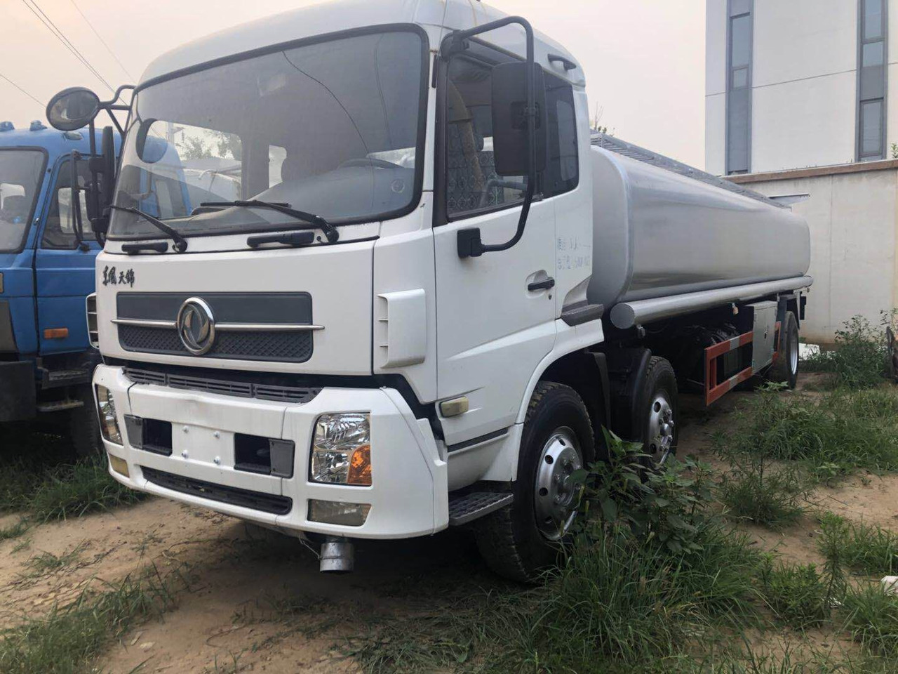 DONGFENG CLICK HERE FOR DISCOUNT - Camión cisterna: foto 2 DONGFENG CLICK HERE FOR DISCOUNT - Camión cisterna: foto 2