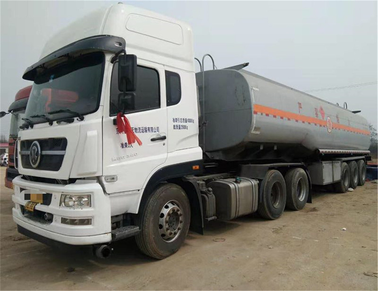 DONGFENG FUEL TANK 6X4 CLICK HERE FOR DISCOUNT - Camión cisterna: foto 1 DONGFENG FUEL TANK 6X4 CLICK HERE FOR DISCOUNT - Camión cisterna: foto 1