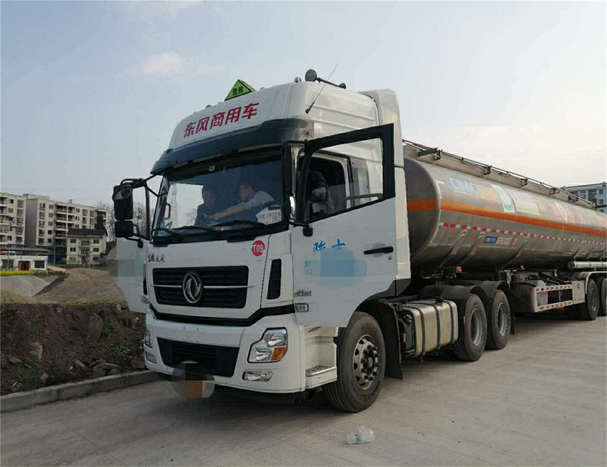 DONGFENG FUEL TANK 6X4 CLICK HERE FOR DISCOUNT - Camión cisterna: foto 3 DONGFENG FUEL TANK 6X4 CLICK HERE FOR DISCOUNT - Camión cisterna: foto 3