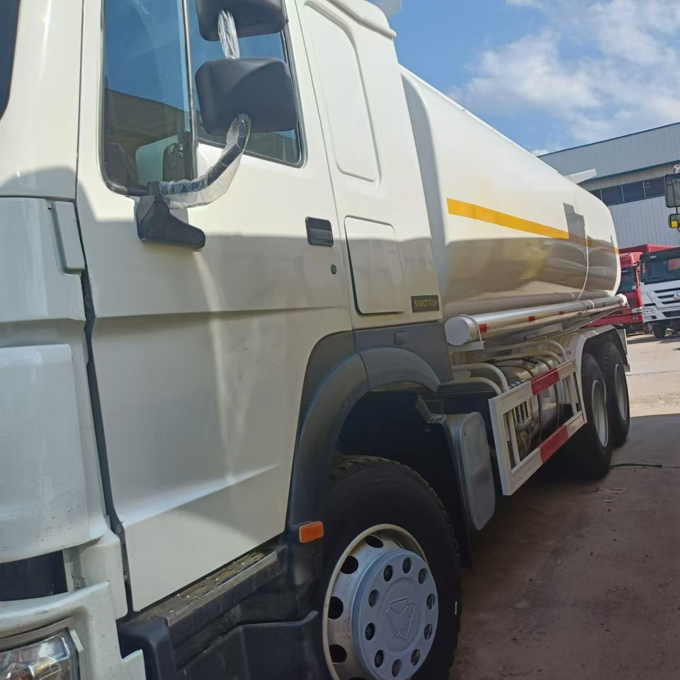 SINOTRUK HOWO 371 - Camión cisterna: foto 3 SINOTRUK HOWO 371 - Camión cisterna: foto 3