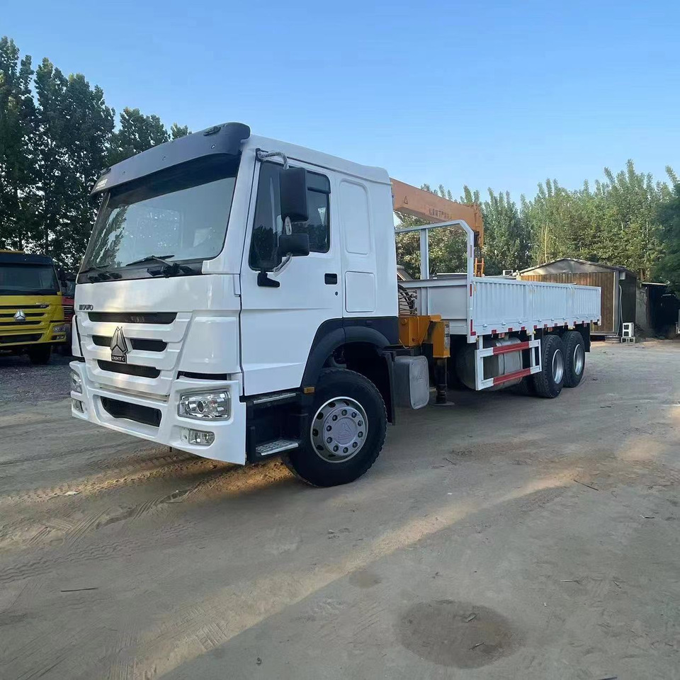 SINOTRUK HOWO 6X4 - Camión grúa: foto 2 SINOTRUK HOWO 6X4 - Camión grúa: foto 2