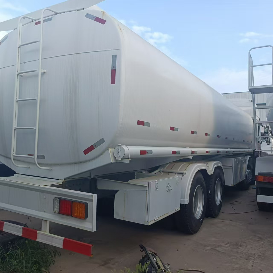 SINOTRUK Howo 371 Fuel Tanker Click Here For DISCOUNT - Camión cisterna: foto 1 SINOTRUK Howo 371 Fuel Tanker Click Here For DISCOUNT - Camión cisterna: foto 1