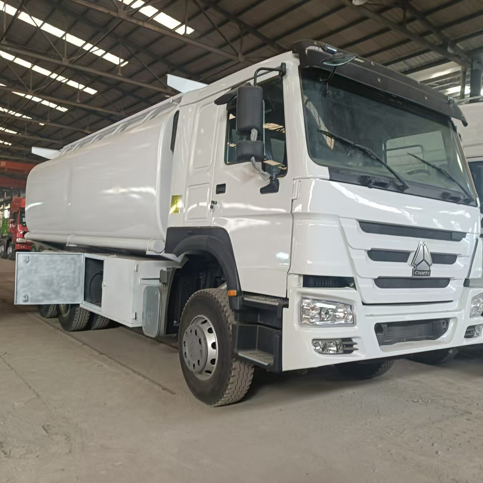 SINOTRUK Howo 371hp Fuel tanker - Camión cisterna: foto 3 SINOTRUK Howo 371hp Fuel tanker - Camión cisterna: foto 3