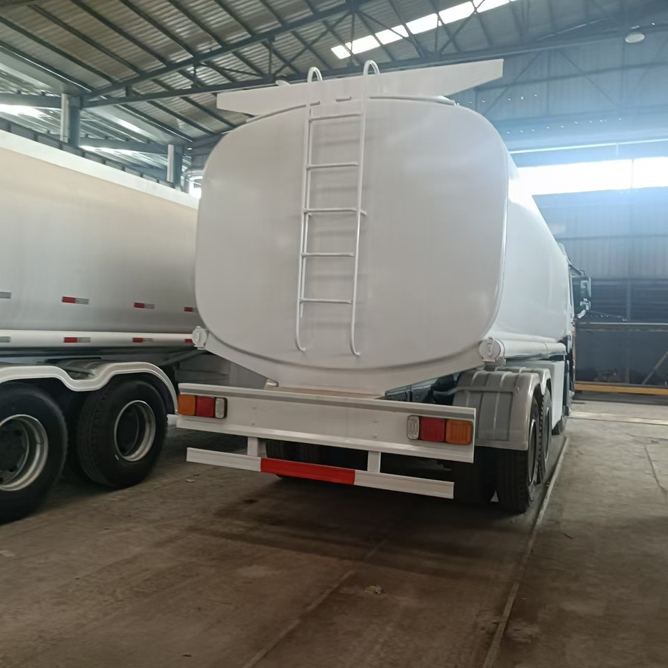 SINOTRUK Howo 371hp Fuel tanker - Camión cisterna: foto 5 SINOTRUK Howo 371hp Fuel tanker - Camión cisterna: foto 5