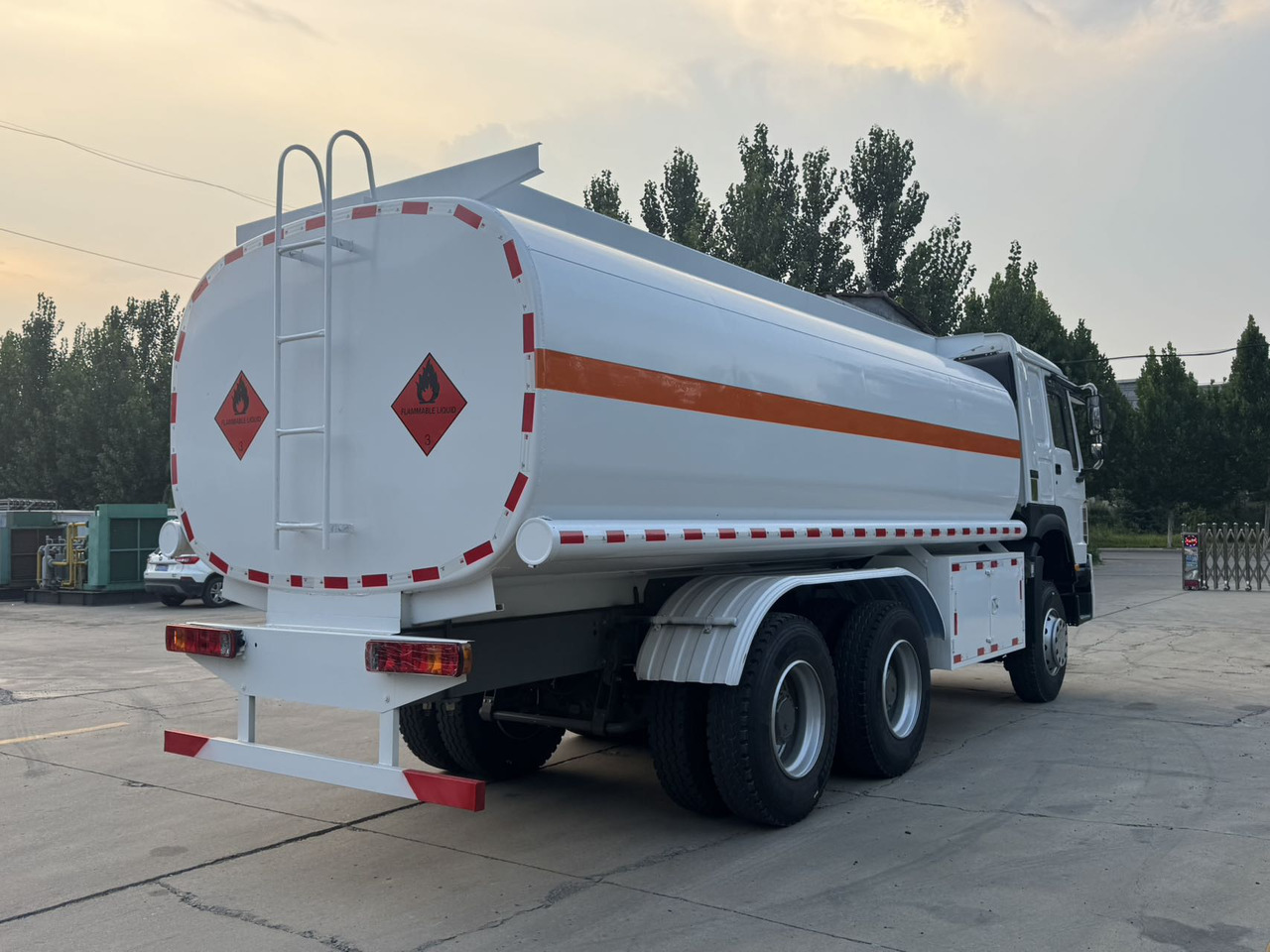 SINOTRUK Howo Fuel Tanker Click Here For DISCOUNT - Camión cisterna: foto 5 SINOTRUK Howo Fuel Tanker Click Here For DISCOUNT - Camión cisterna: foto 5