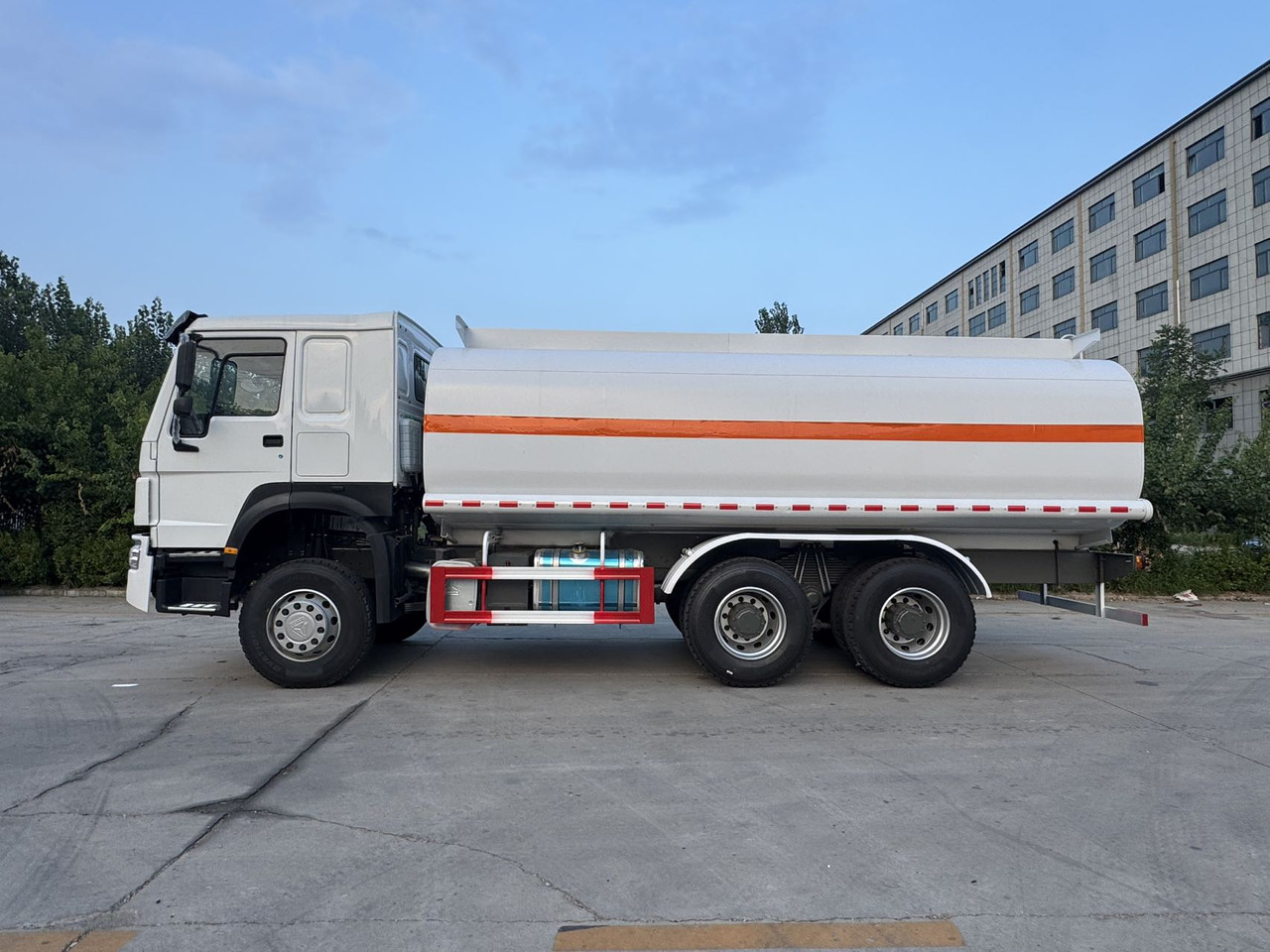 SINOTRUK Howo Fuel Tanker Click Here For DISCOUNT - Camión cisterna: foto 3 SINOTRUK Howo Fuel Tanker Click Here For DISCOUNT - Camión cisterna: foto 3