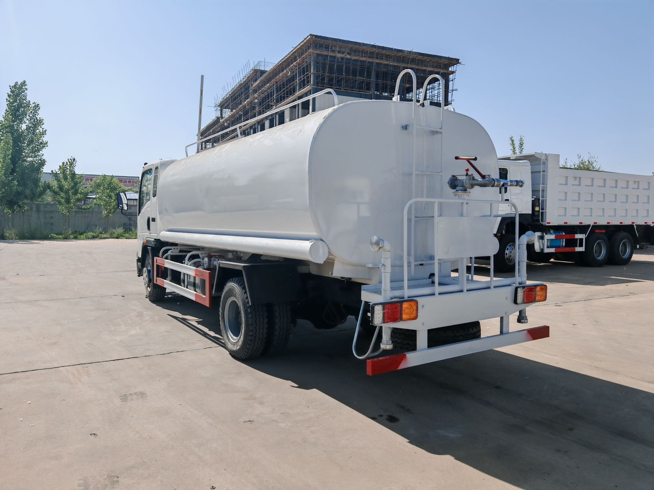 SINOTRUK Howo Water Tanker Click Here For DISCOUNT - Camión cisterna: foto 4 SINOTRUK Howo Water Tanker Click Here For DISCOUNT - Camión cisterna: foto 4