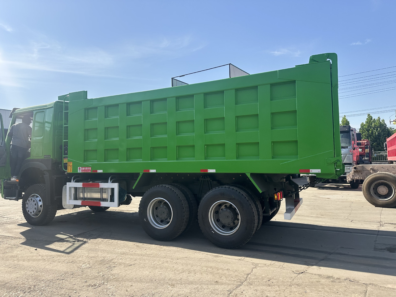 Sinotruck 6x4 HOWO Dump Truck Clcik for Discount - Camión volquete: foto 4 Sinotruck 6x4 HOWO Dump Truck Clcik for Discount - Camión volquete: foto 4