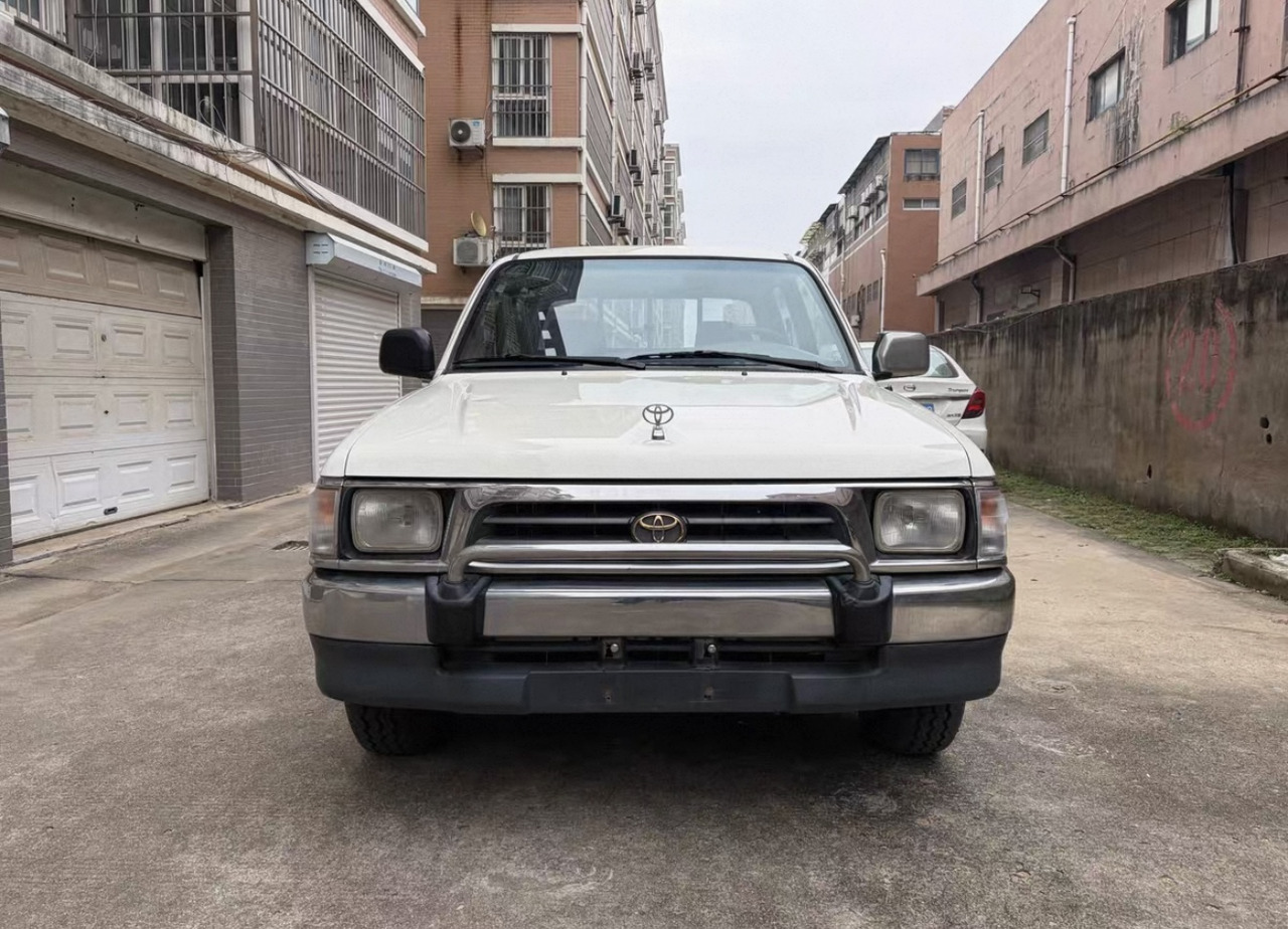 TOYOTA Toyota Hilux Truck Click for Discount - Camión volquete: foto 2 TOYOTA Toyota Hilux Truck Click for Discount - Camión volquete: foto 2