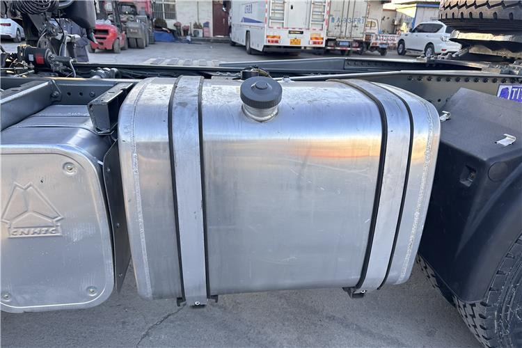 Sinotruk Used Howo 380HP Truck Head with RHD for Sale In Tanzania - Cabeza tractora: foto 3 Sinotruk Used Howo 380HP Truck Head with RHD for Sale In Tanzania - Cabeza tractora: foto 3