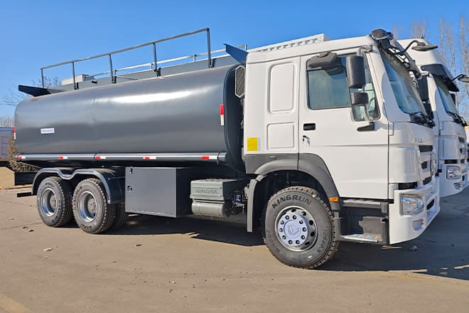 SINOTRUK 2025 New Howo Oil Tanker Trucks for Sale in Congo - Camión cisterna: foto 1 SINOTRUK 2025 New Howo Oil Tanker Trucks for Sale in Congo - Camión cisterna: foto 1