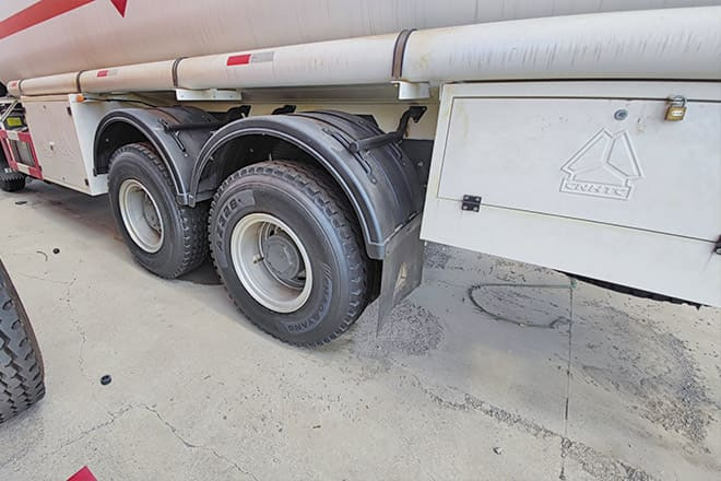 SINOTRUK Howo 400 Diesel Tanker Truck for Sale in Nigeria - Camión cisterna: foto 5 SINOTRUK Howo 400 Diesel Tanker Truck for Sale in Nigeria - Camión cisterna: foto 5
