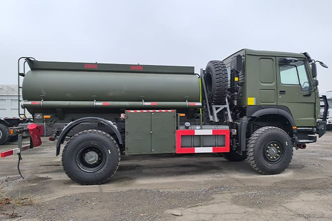 SINOTRUK Howo 4X2 Small Fuel Tanker Truck for Sale in Zambia - Camión cisterna: foto 2 SINOTRUK Howo 4X2 Small Fuel Tanker Truck for Sale in Zambia - Camión cisterna: foto 2