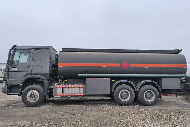 SINOTRUK Howo 6x4 380 Oil Truck for Sale in Mali - Camión cisterna: foto 3 SINOTRUK Howo 6x4 380 Oil Truck for Sale in Mali - Camión cisterna: foto 3