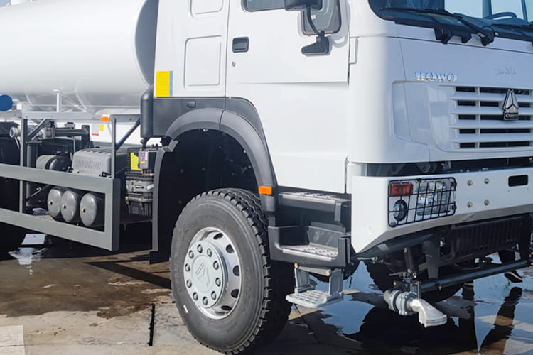 SINOTRUK Sinotruk Water Tanker Truck for Sale in Jamaica - Camión cisterna: foto 4 SINOTRUK Sinotruk Water Tanker Truck for Sale in Jamaica - Camión cisterna: foto 4