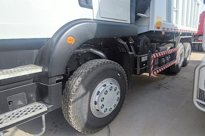 TITAN Howo 6x4 10 Wheel Tipper Truck for Sale in Zambia - Camión volquete: foto 5 TITAN Howo 6x4 10 Wheel Tipper Truck for Sale in Zambia - Camión volquete: foto 5