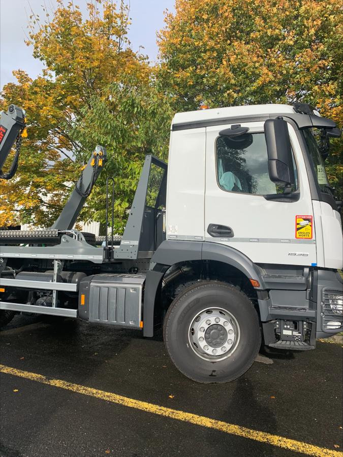 Mercedes Actros 1835 - Camión portacontenedor de cadenas: foto 1 Mercedes Actros 1835 - Camión portacontenedor de cadenas: foto 1