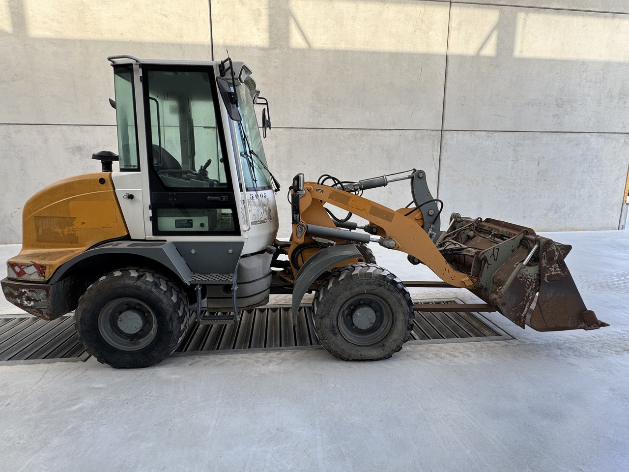 LIEBHERR L 506 - Excavadora de ruedas: foto 1 LIEBHERR L 506 - Excavadora de ruedas: foto 1