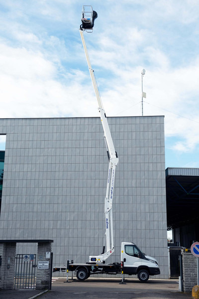 Oil & Steel Snake 2010 HE PLUS Sobre IVECO 35S14 Distancia entre ejes 3750 mm - Camión con plataforma elevadora: foto 3 Oil & Steel Snake 2010 HE PLUS Sobre IVECO 35S14 Distancia entre ejes 3750 mm - Camión con plataforma elevadora: foto 3