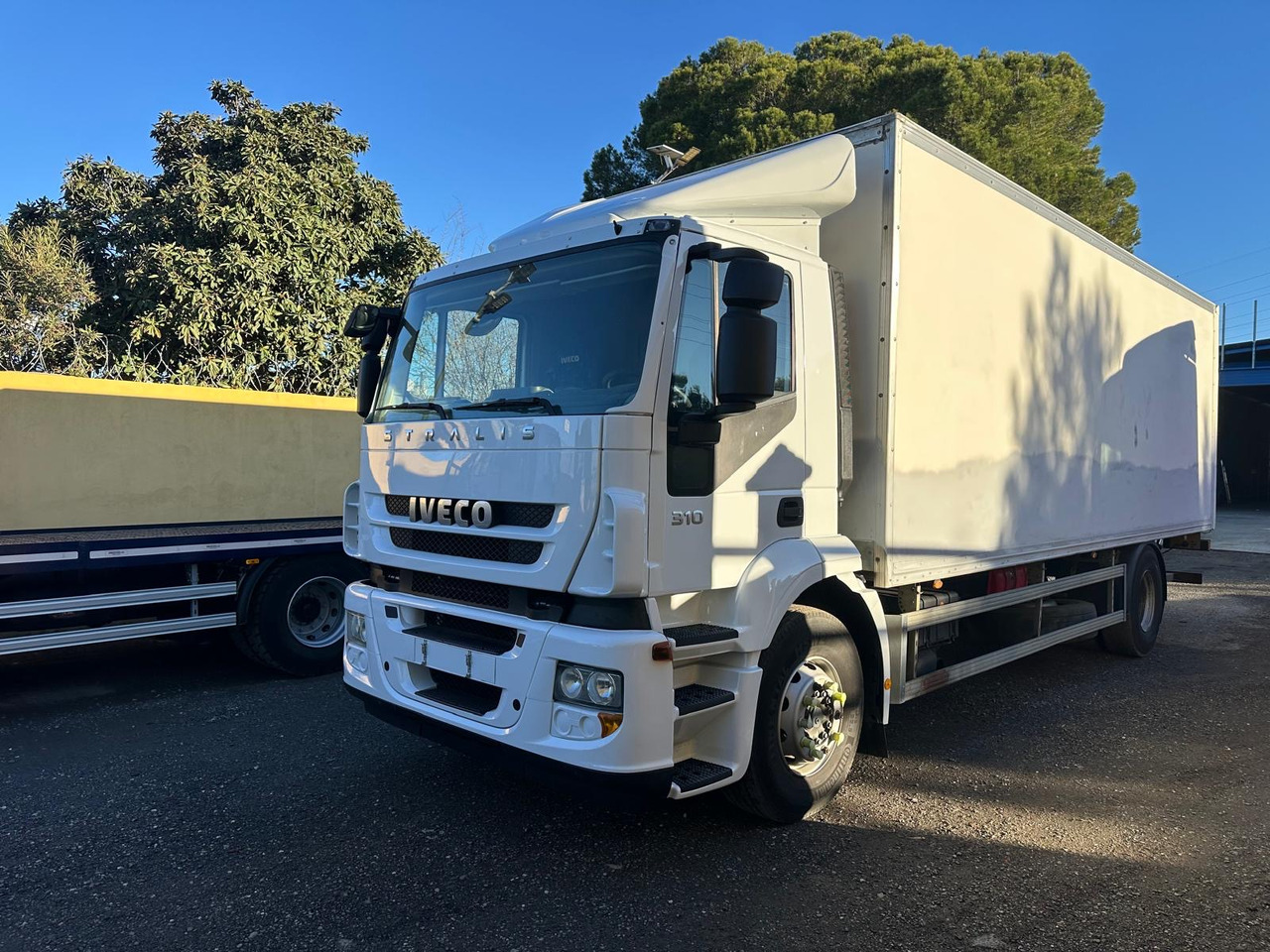 IVECO STRALIS 310 - Camión caja cerrada: foto 2 IVECO STRALIS 310 - Camión caja cerrada: foto 2