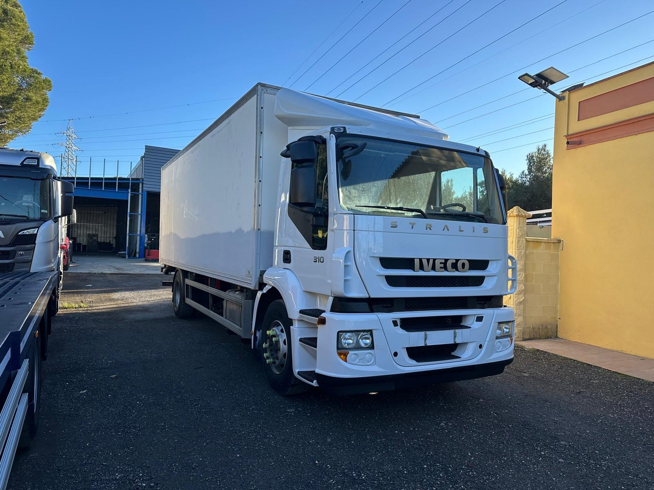 IVECO STRALIS 310 - Camión caja cerrada: foto 1 IVECO STRALIS 310 - Camión caja cerrada: foto 1