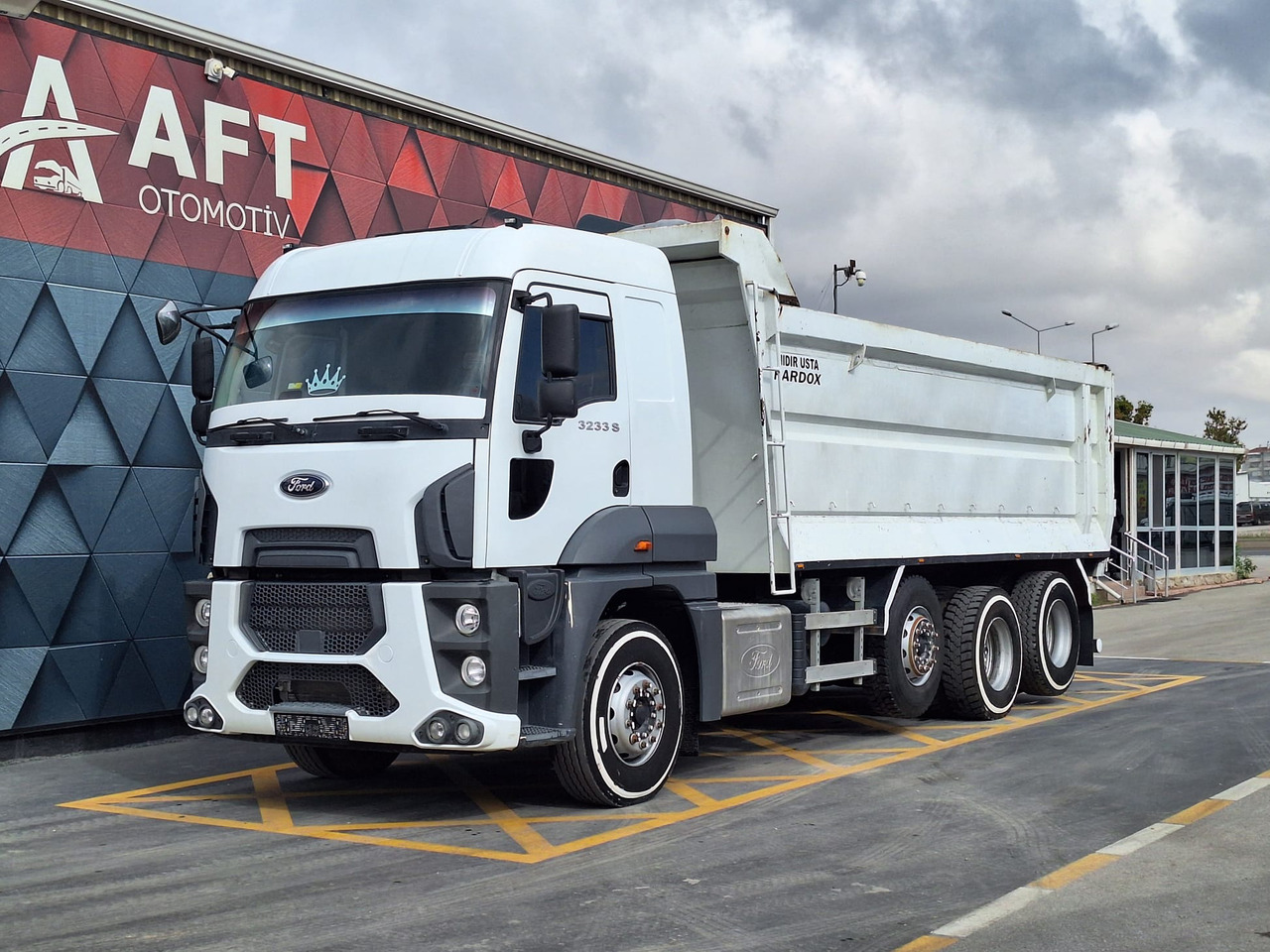 Camión volquete FORD 3233 S: foto 1
