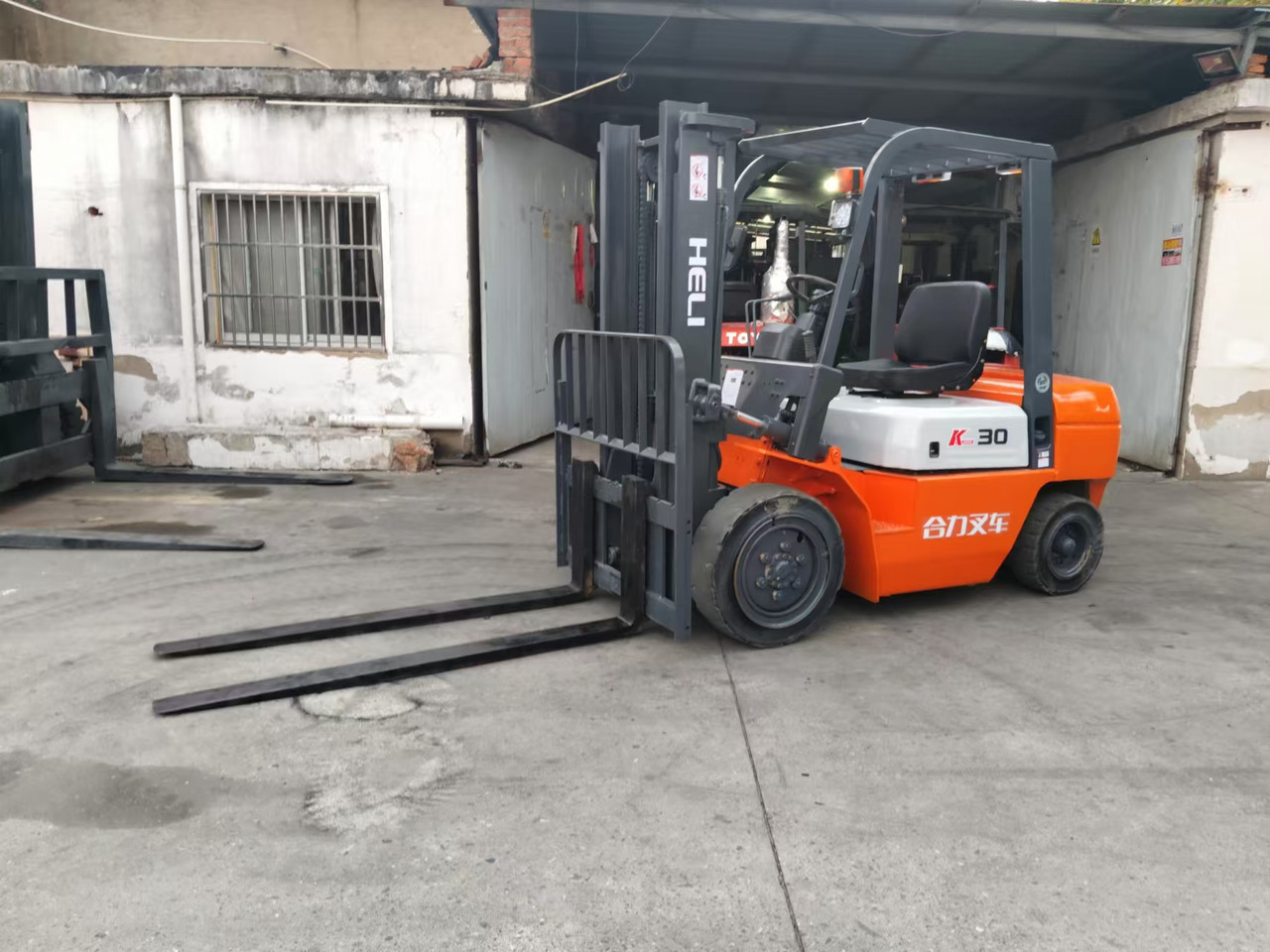 HELI k30 used 3 ton diesel forklift Customizable mast clamps low price - Carretilla elevadora diésel: foto 2 HELI k30 used 3 ton diesel forklift Customizable mast clamps low price - Carretilla elevadora diésel: foto 2