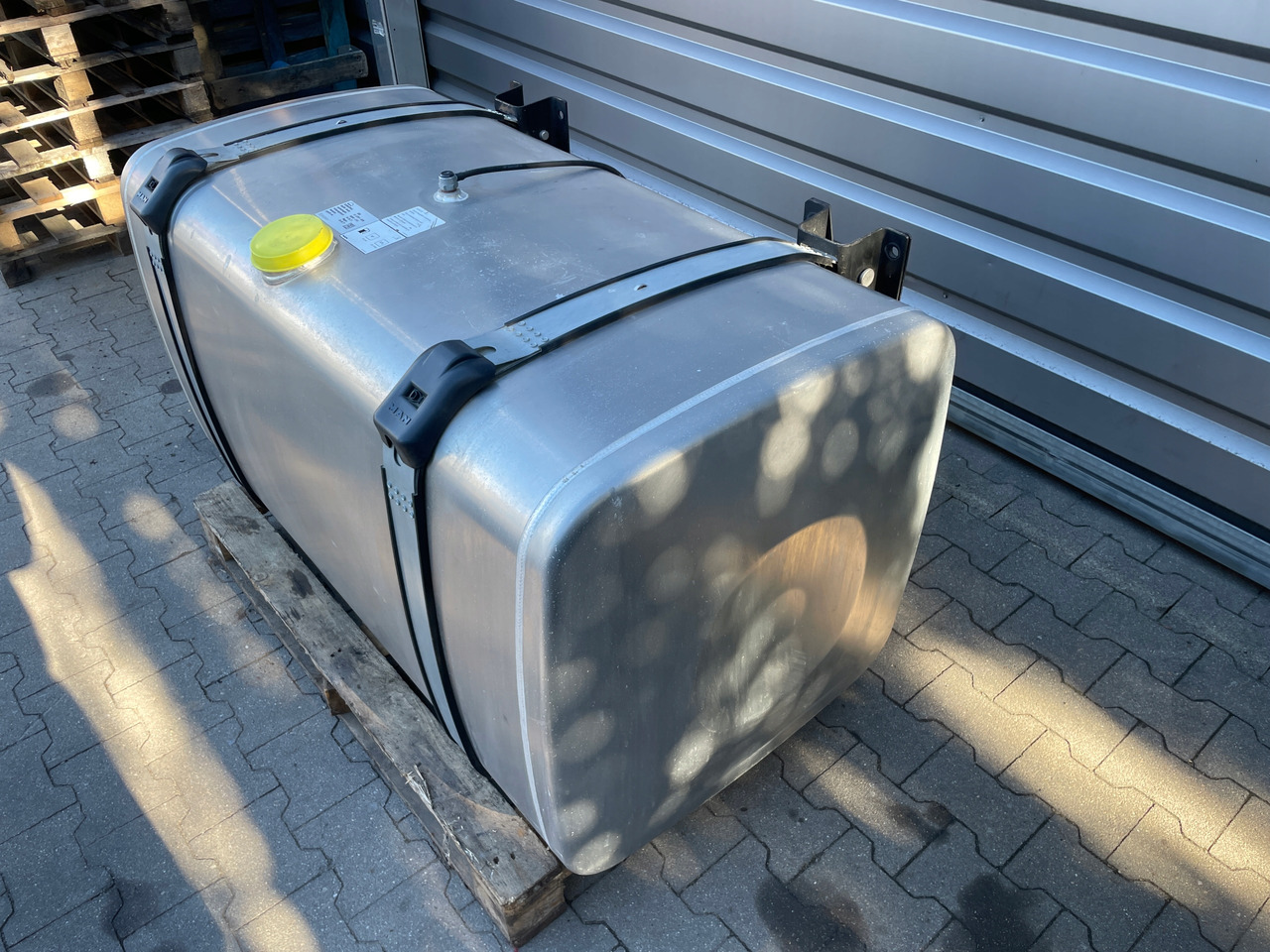 KOMPLETNY ZBIORNIK PALIWA MAN TGX TGS 580 L 81122016936 - Depósito de combustible para Camión: foto 4 KOMPLETNY ZBIORNIK PALIWA MAN TGX TGS 580 L 81122016936 - Depósito de combustible para Camión: foto 4