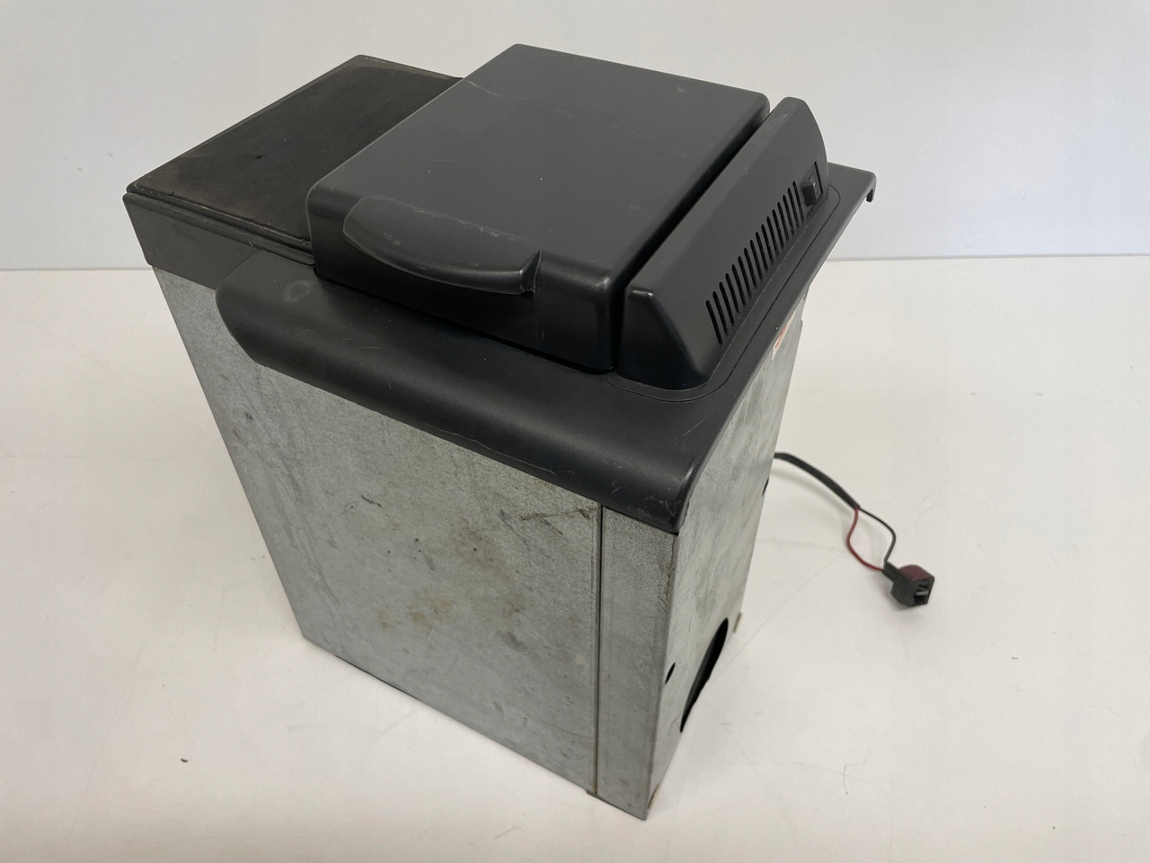 LODÓWKA CHŁODZIARKA RENAULT MAGNUM DXI 24V 6L 60W 5010309920 - Cabina e interior para Camión: foto 1 LODÓWKA CHŁODZIARKA RENAULT MAGNUM DXI 24V 6L 60W 5010309920 - Cabina e interior para Camión: foto 1