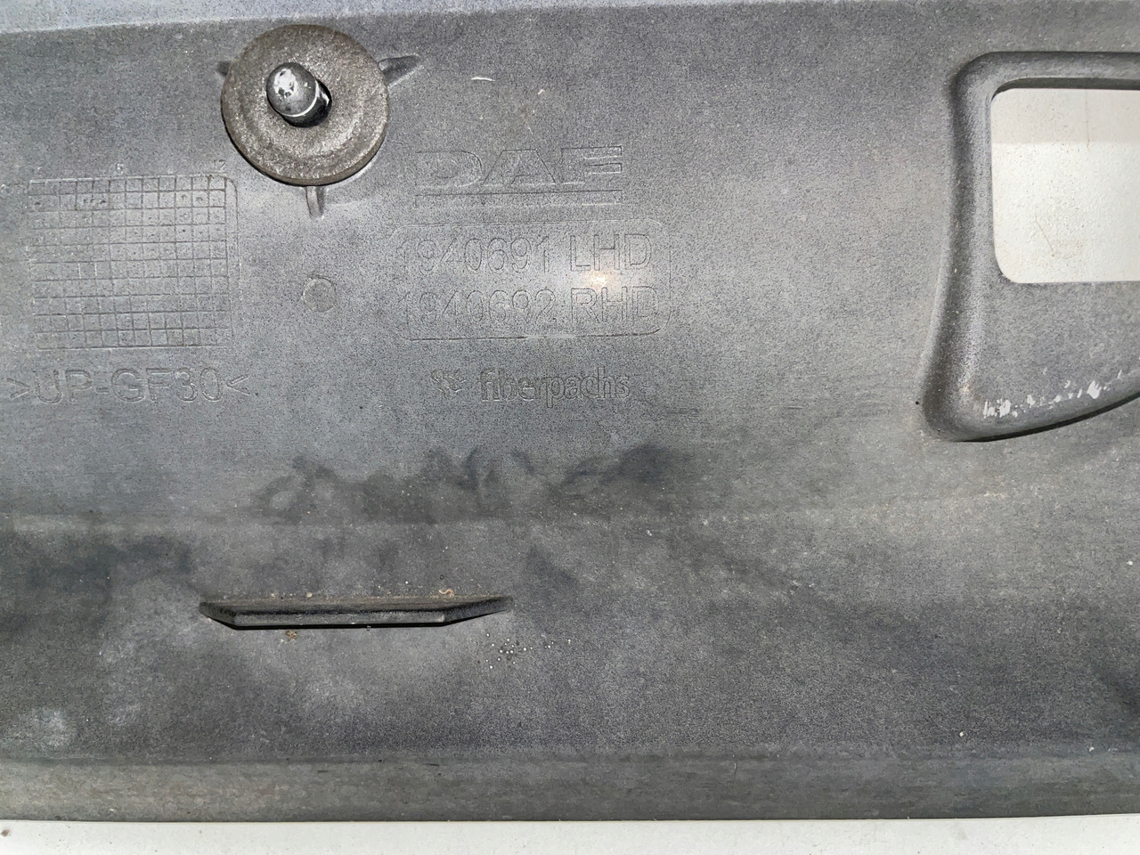 PODSZYBIE DAF MASKOWNICA OSŁONA DAF XF EURO 6 1940691 - Parabrisas para Camión: foto 4 PODSZYBIE DAF MASKOWNICA OSŁONA DAF XF EURO 6 1940691 - Parabrisas para Camión: foto 4