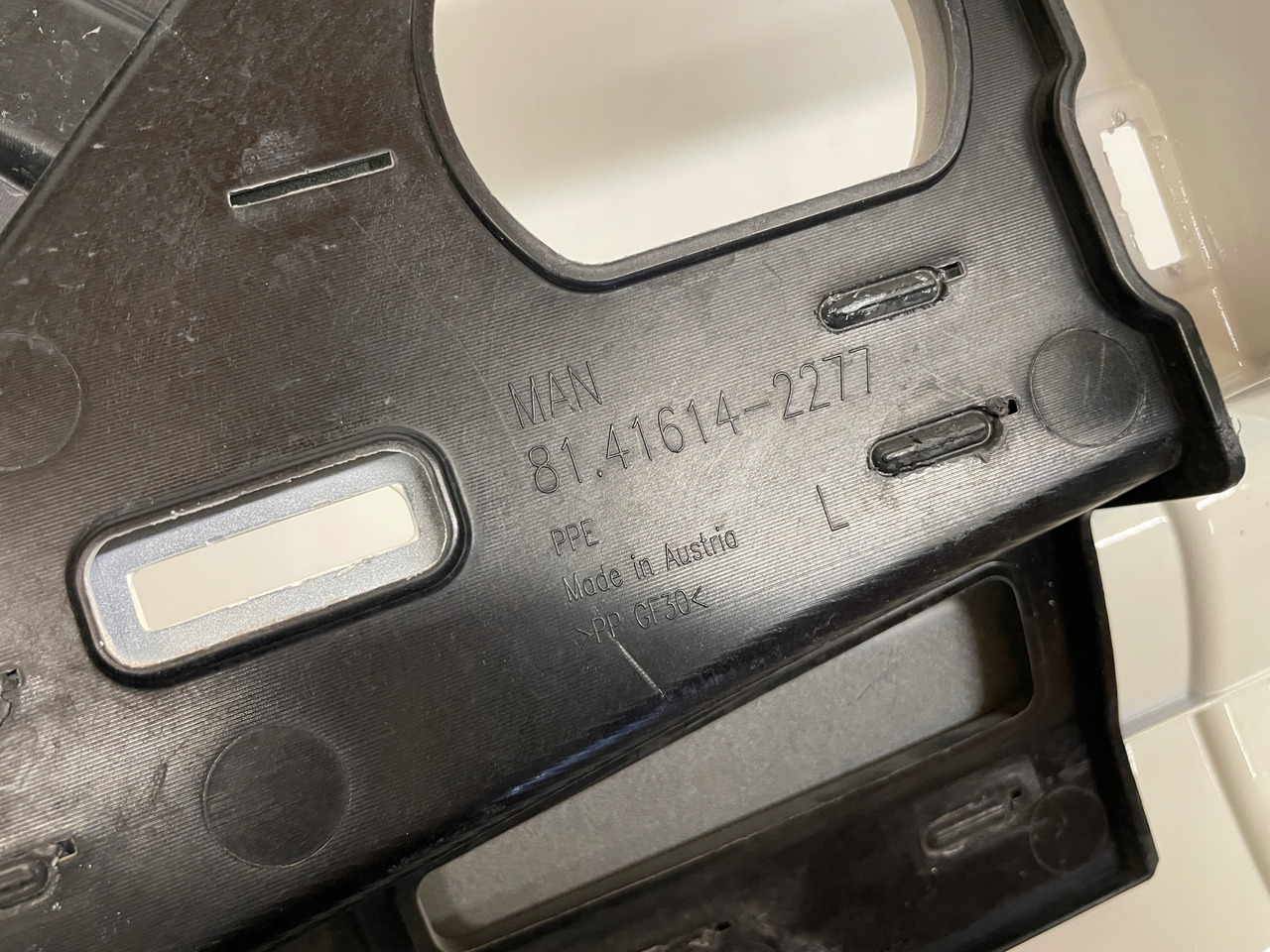 PRAWA OSŁONA NA HALOGEN ZDERZAK MAN TG3 TGX 3 81416142276 - Parachoques para Camión: foto 5 PRAWA OSŁONA NA HALOGEN ZDERZAK MAN TG3 TGX 3 81416142276 - Parachoques para Camión: foto 5