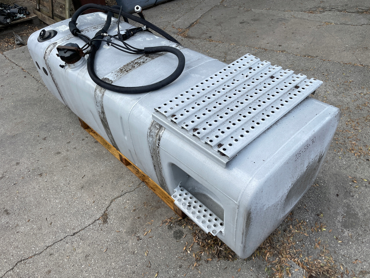 ZBIORNIK PALIWA 595L 75 ADBLUE LOW DECK MAN TGA TGX TGS 2003382 - Depósito de combustible para Camión: foto 3 ZBIORNIK PALIWA 595L 75 ADBLUE LOW DECK MAN TGA TGX TGS 2003382 - Depósito de combustible para Camión: foto 3