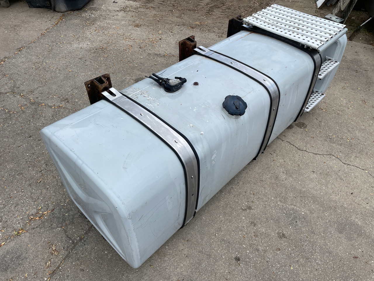 ZBIORNIK PALIWA 780 L MAN TGA TGX TGS 81122015670 - Depósito de combustible para Camión: foto 2 ZBIORNIK PALIWA 780 L MAN TGA TGX TGS 81122015670 - Depósito de combustible para Camión: foto 2