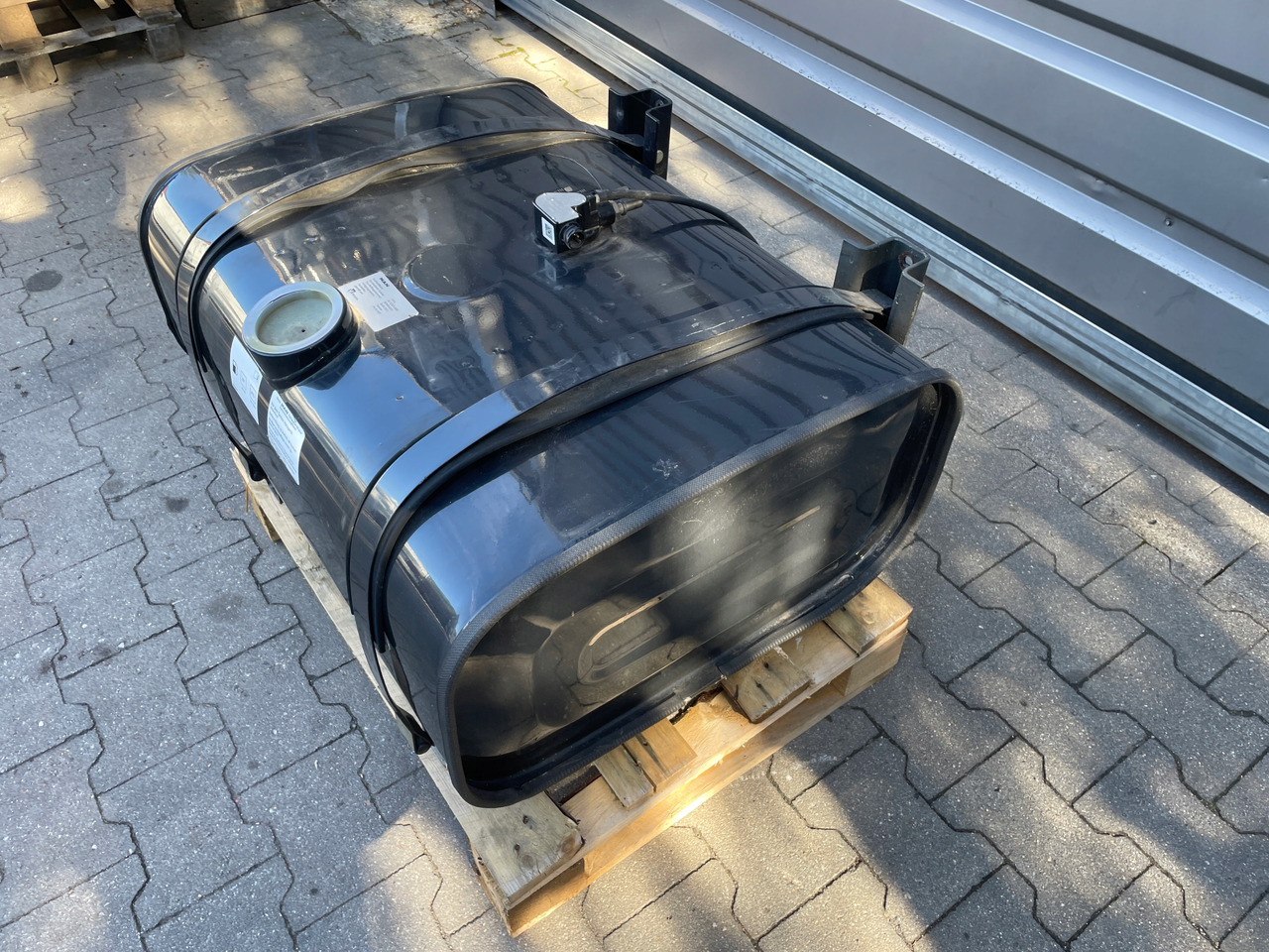 ZBIORNIK PALIWA MAN 150 L , L2000 TGL TGM 81122015818 - Depósito de combustible para Camión: foto 4 ZBIORNIK PALIWA MAN 150 L , L2000 TGL TGM 81122015818 - Depósito de combustible para Camión: foto 4