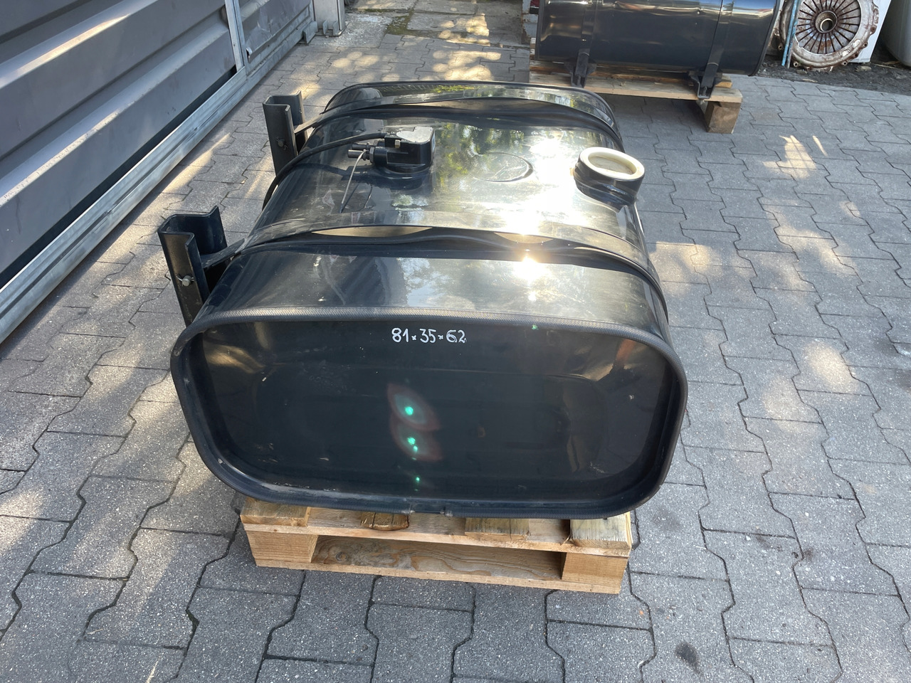 ZBIORNIK PALIWA MAN 150 L , L2000 TGL TGM 81122015818 - Depósito de combustible para Camión: foto 3 ZBIORNIK PALIWA MAN 150 L , L2000 TGL TGM 81122015818 - Depósito de combustible para Camión: foto 3