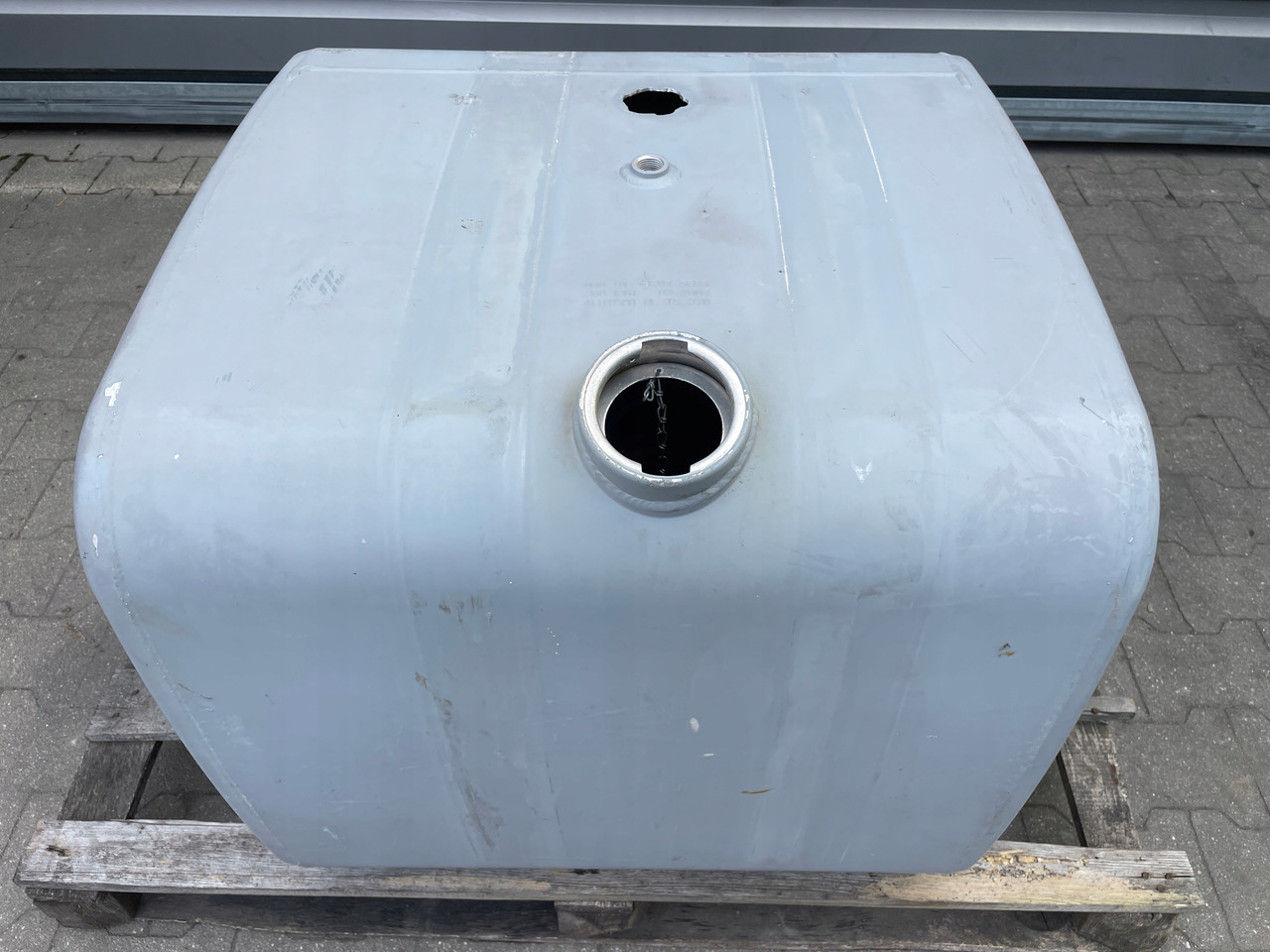 ZBIORNIK PALIWA MAN TGA TGX TGS 250 L 81122015653 - Depósito de combustible para Camión: foto 1 ZBIORNIK PALIWA MAN TGA TGX TGS 250 L 81122015653 - Depósito de combustible para Camión: foto 1