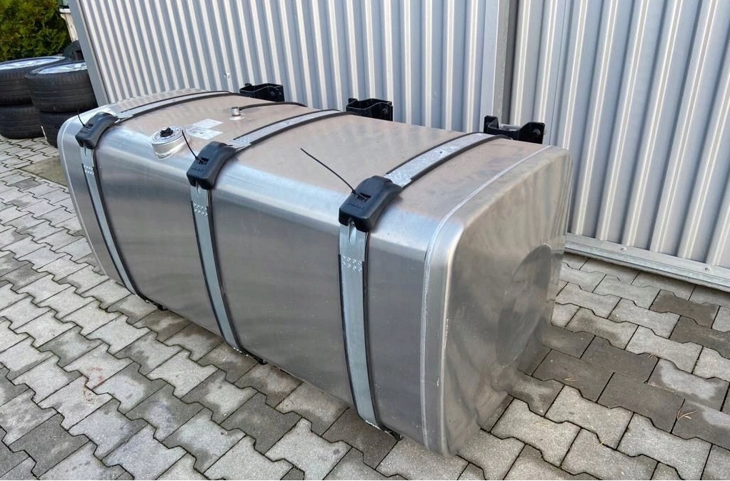 ZBIORNIK PALIWA MAN TGX TGS 710 L 81122016949 - Depósito de combustible para Camión: foto 2 ZBIORNIK PALIWA MAN TGX TGS 710 L 81122016949 - Depósito de combustible para Camión: foto 2