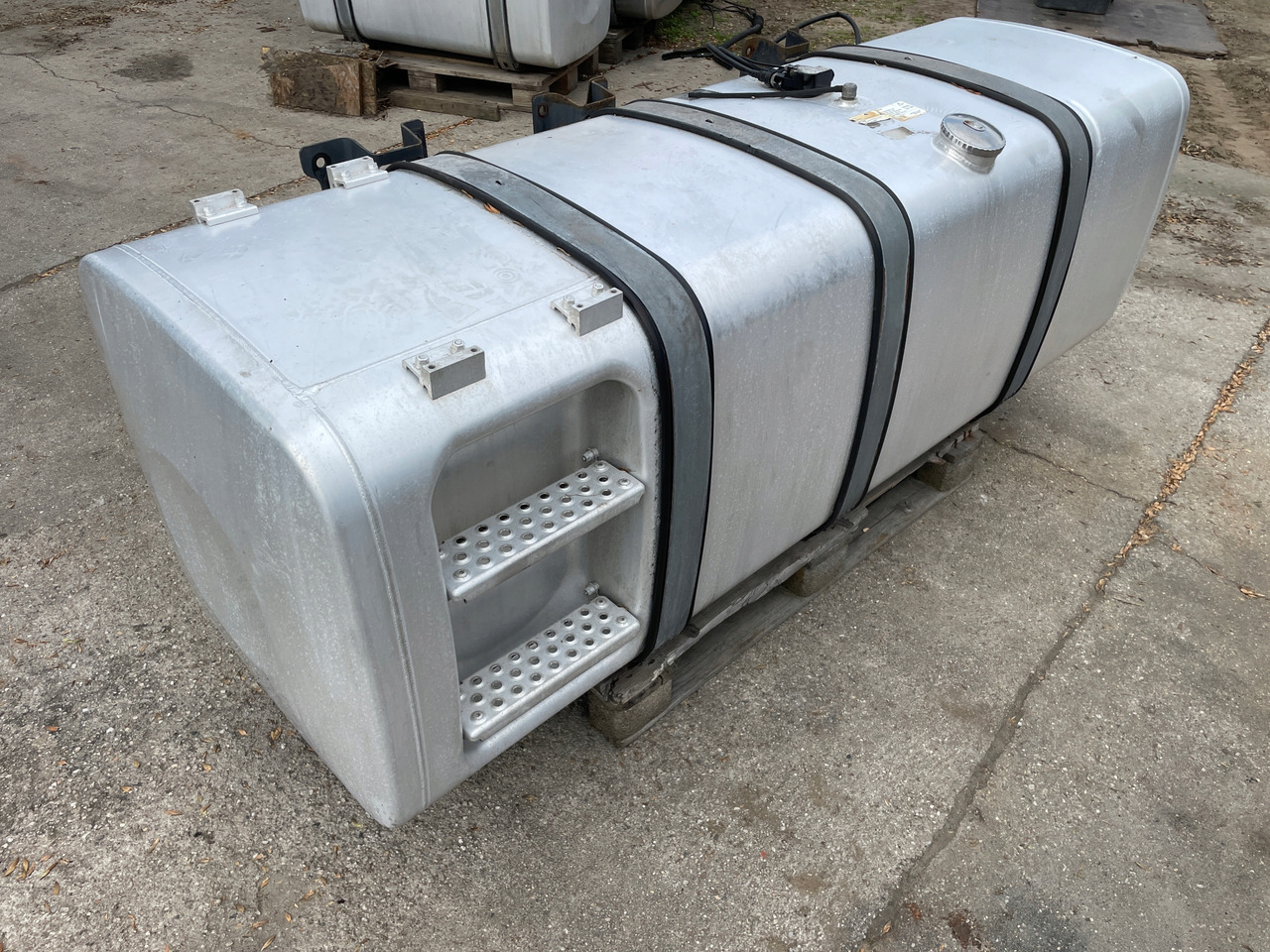 ZBIORNIK PALIWA MAN TGX TGS TGX3 TG3 910 L 81122016846 - Depósito de combustible para Camión: foto 2 ZBIORNIK PALIWA MAN TGX TGS TGX3 TG3 910 L 81122016846 - Depósito de combustible para Camión: foto 2