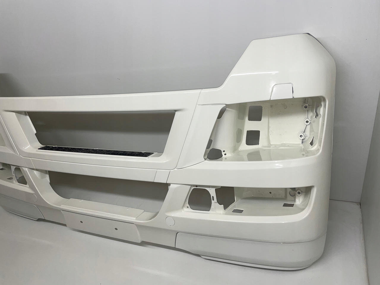 ZDERZAK MAN TGX RAL 9010 - Parachoques para Camión: foto 2 ZDERZAK MAN TGX RAL 9010 - Parachoques para Camión: foto 2