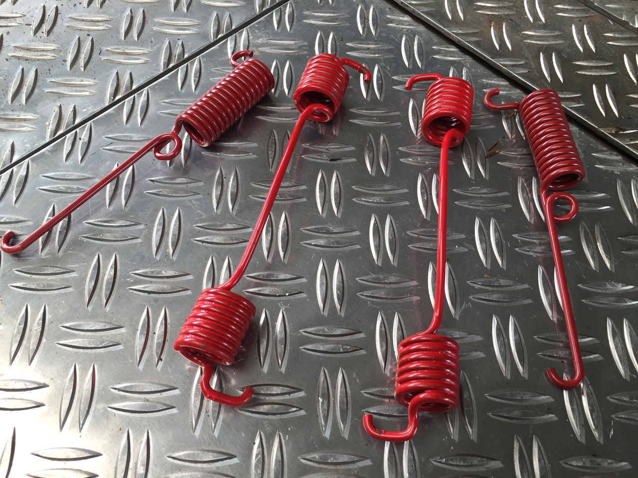 Neuwertige MAN L 2000 Zugfeder, Hinterachse Bremse , Artikel - Nr. : 81.97610 - 0224 - Suspensión para Camión: foto 1 Neuwertige MAN L 2000 Zugfeder, Hinterachse Bremse , Artikel - Nr. : 81.97610 - 0224 - Suspensión para Camión: foto 1