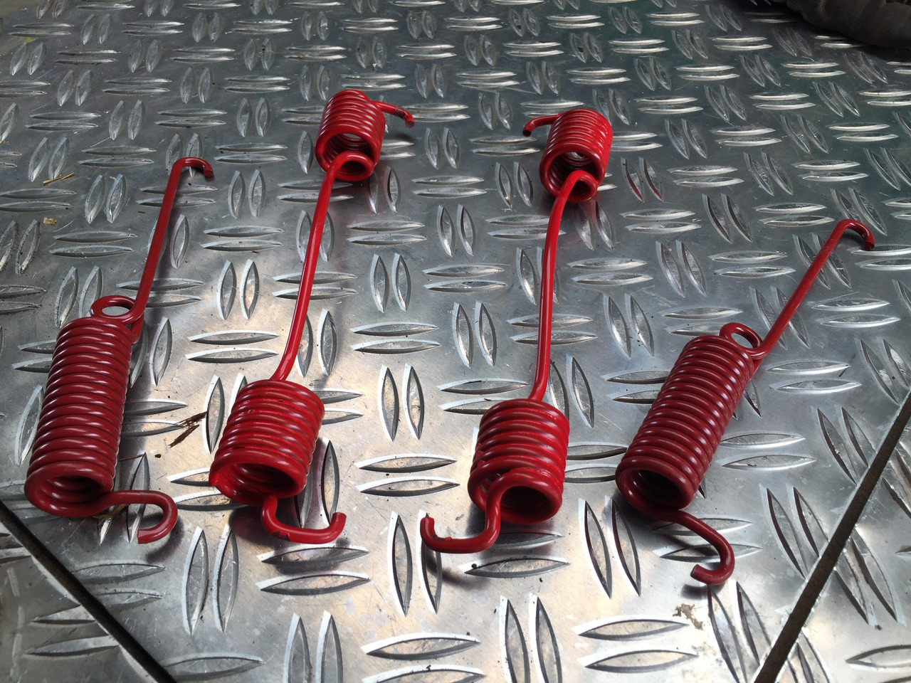 Neuwertige MAN L 2000 Zugfeder, Hinterachse Bremse , Artikel - Nr. : 81.97610 - 0224 - Suspensión para Camión: foto 3 Neuwertige MAN L 2000 Zugfeder, Hinterachse Bremse , Artikel - Nr. : 81.97610 - 0224 - Suspensión para Camión: foto 3