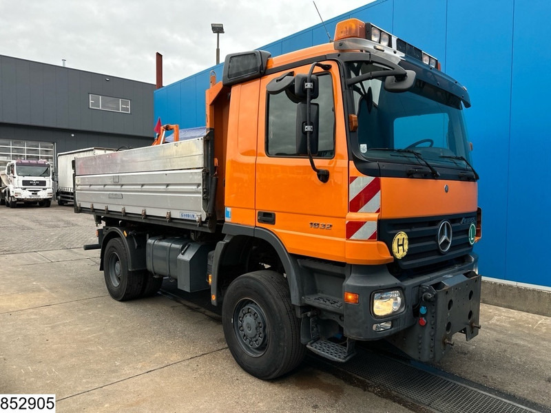 Mercedes-Benz Actros 1832 4X4, Grit spreader, Snow plough, Tipper - Camión volquete: foto 3 Mercedes-Benz Actros 1832 4X4, Grit spreader, Snow plough, Tipper - Camión volquete: foto 3